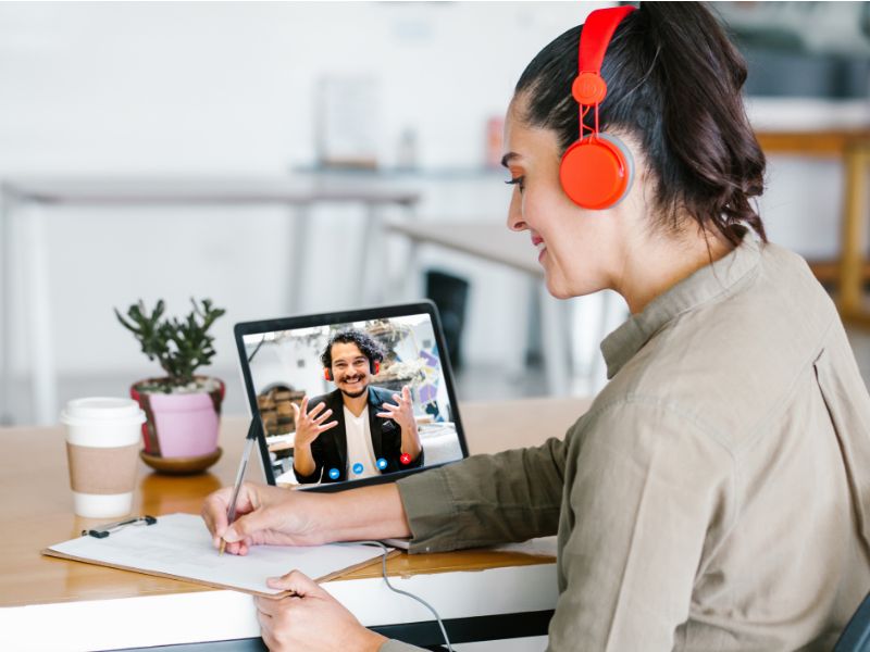 Virtual Backdrop for Interviews: 4 Dos and Don'ts